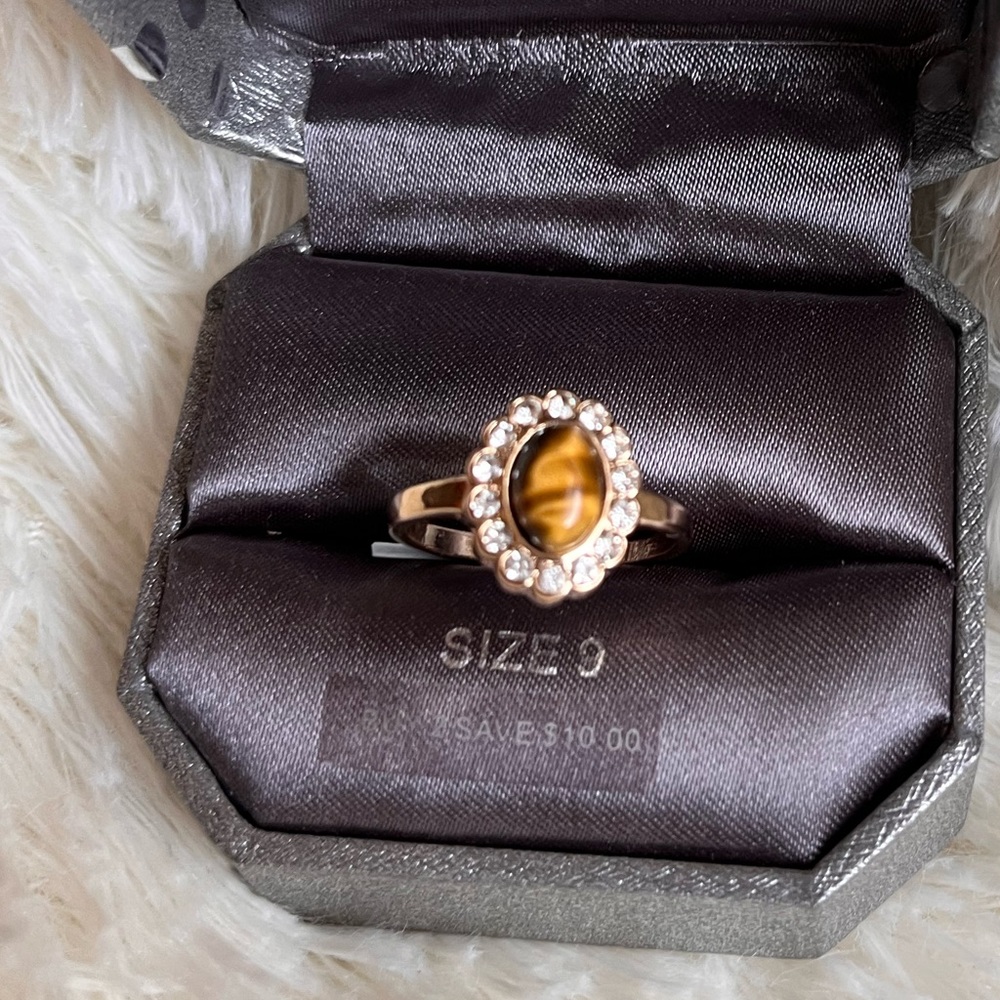 Ladies Sz 7 Fashion gold tone Ring (D) with tiger eye stone